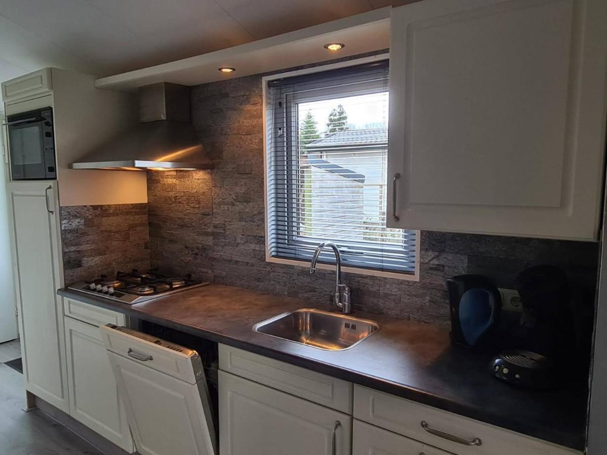 Relax Huisje Is Een Luxe Huisje Met Een Vaatwasser En Zeer Snel Wifi 5G En Is Voorzien Van Een Nieuwe Badkamer En Keuken Met Een Omheinde Tuin Met Een Eigen Parkeerplaats Putten Exterior foto